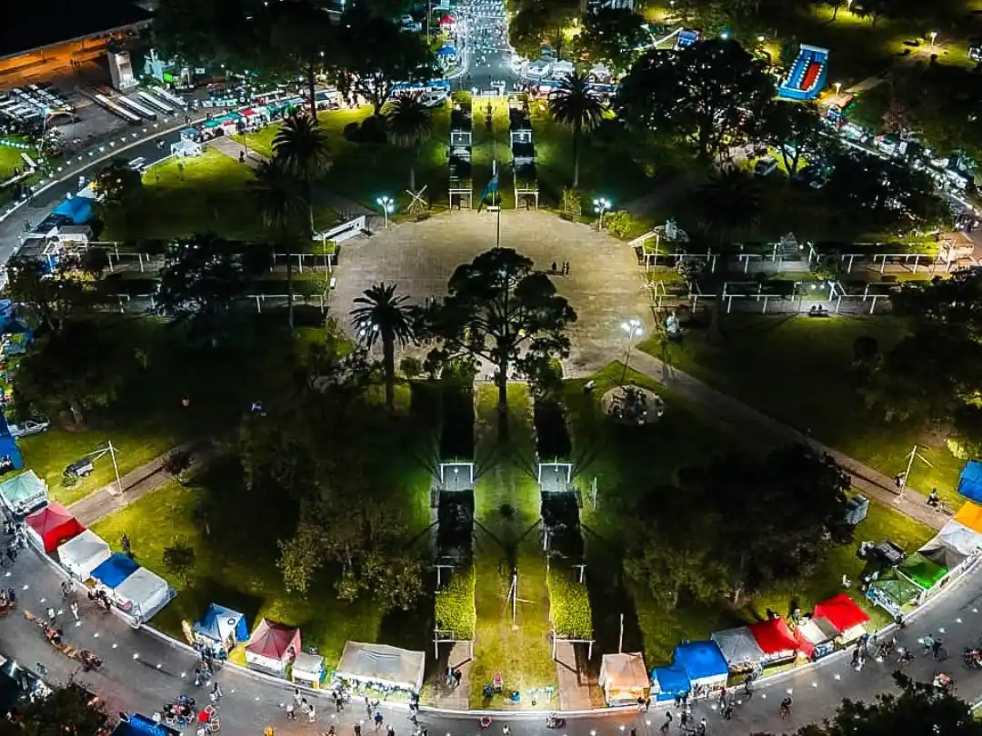 La plaza Ituzaingó albergó un año más la tradicional feria que convoca a visitantes de toda la región. Foto: Gobierno de Teodelina.