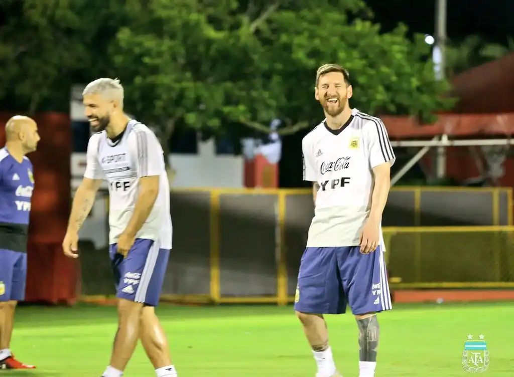 Scaloni va definiendo los once para el debut