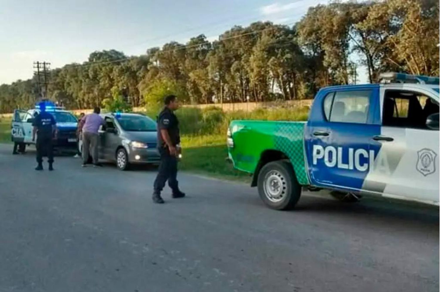 Tiraba un cuerpo descuartizado de una mujer a las vías y al ser descubierto se mató