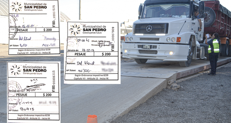 Los precarios tíckets con los que se cobraba en la balanza. Foto: Archivo La Opinión.