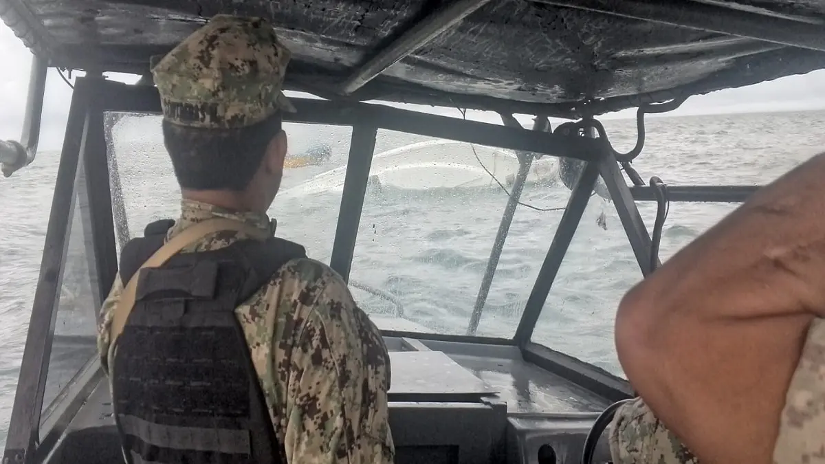 RESCATAN a 13 personas que naufragaron frente a las costas de ECUADOR