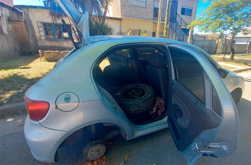 Denunció que le habían robado las ruedas: las tenía adentro del auto
