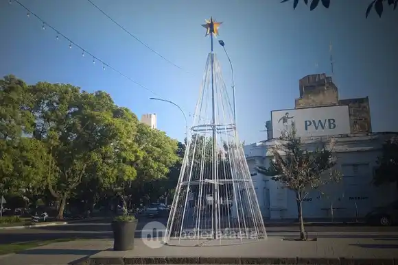 El espíritu navideño está llegando a Rafaela con el armado del árbol en pleno centro