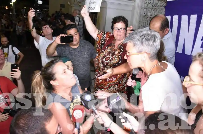 Duro cruce entre grupos feministas y otros vecinos en la marcha por Agustina