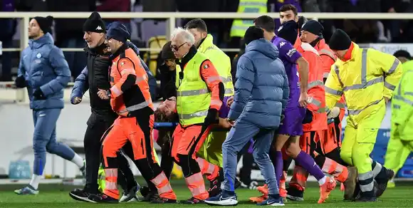 Edoardo Bove se desplomó en pleno partido entre Fiorentina e Inter y lo sacaron de la cancha en ambulancia