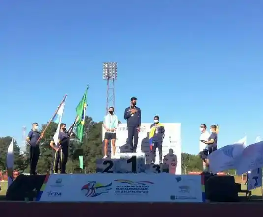 Sferra, en el segundo lugar del podio.