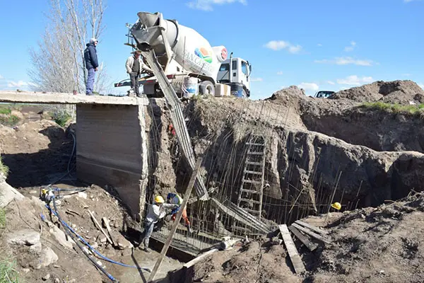 Avanza la reconstrucción del  puente en el camino “El Croto”