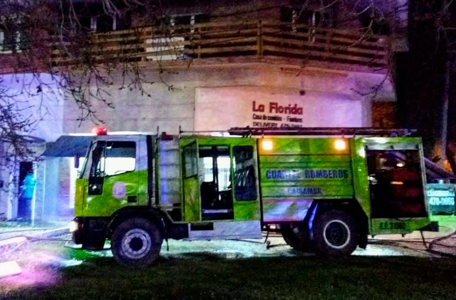 Incendio en una vivienda: la ambulancia trasladó a una persona con un golpe y signos de intoxicación