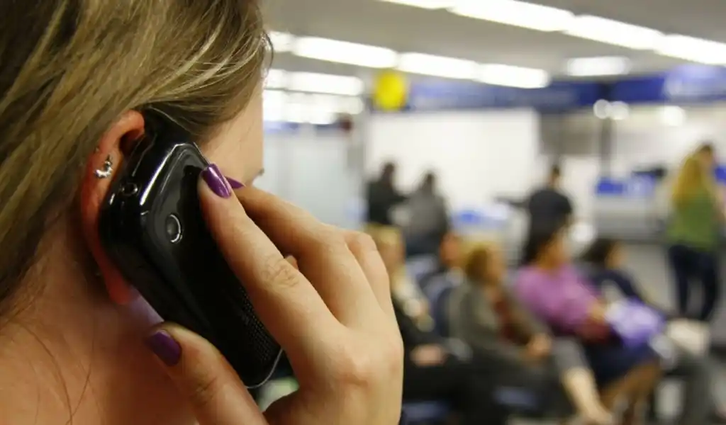 Habilitan el uso del celular dentro de los bancos