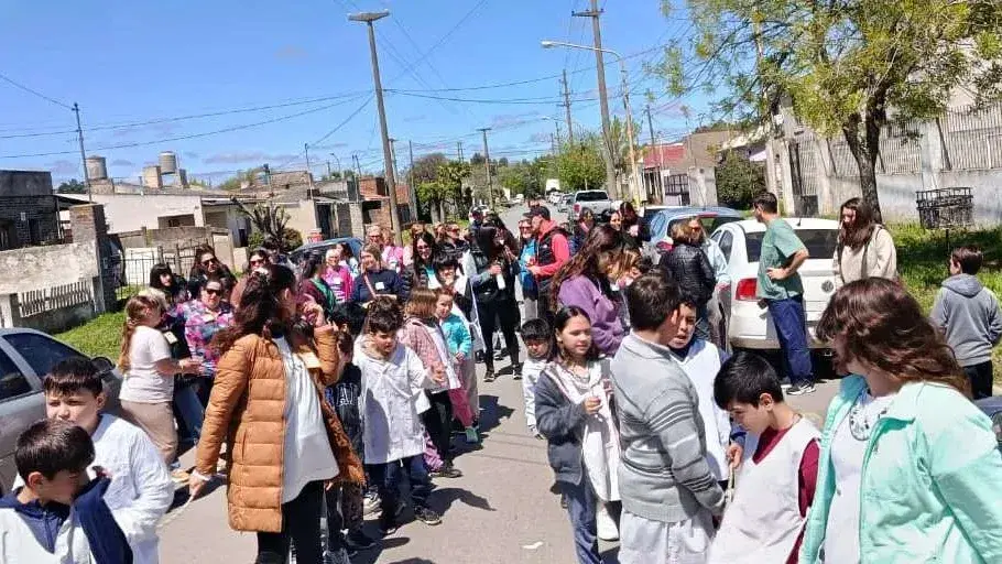 Alumnos, docentes y vecinos completaron el circuito barrial con pines distintivos