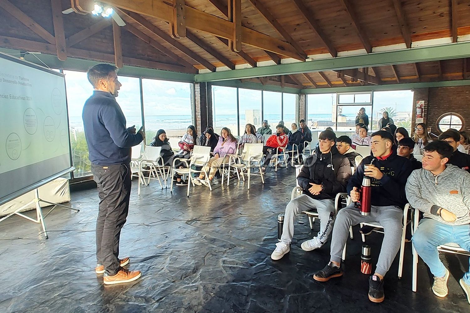 Interés. Los estudiantes participaron de una charla