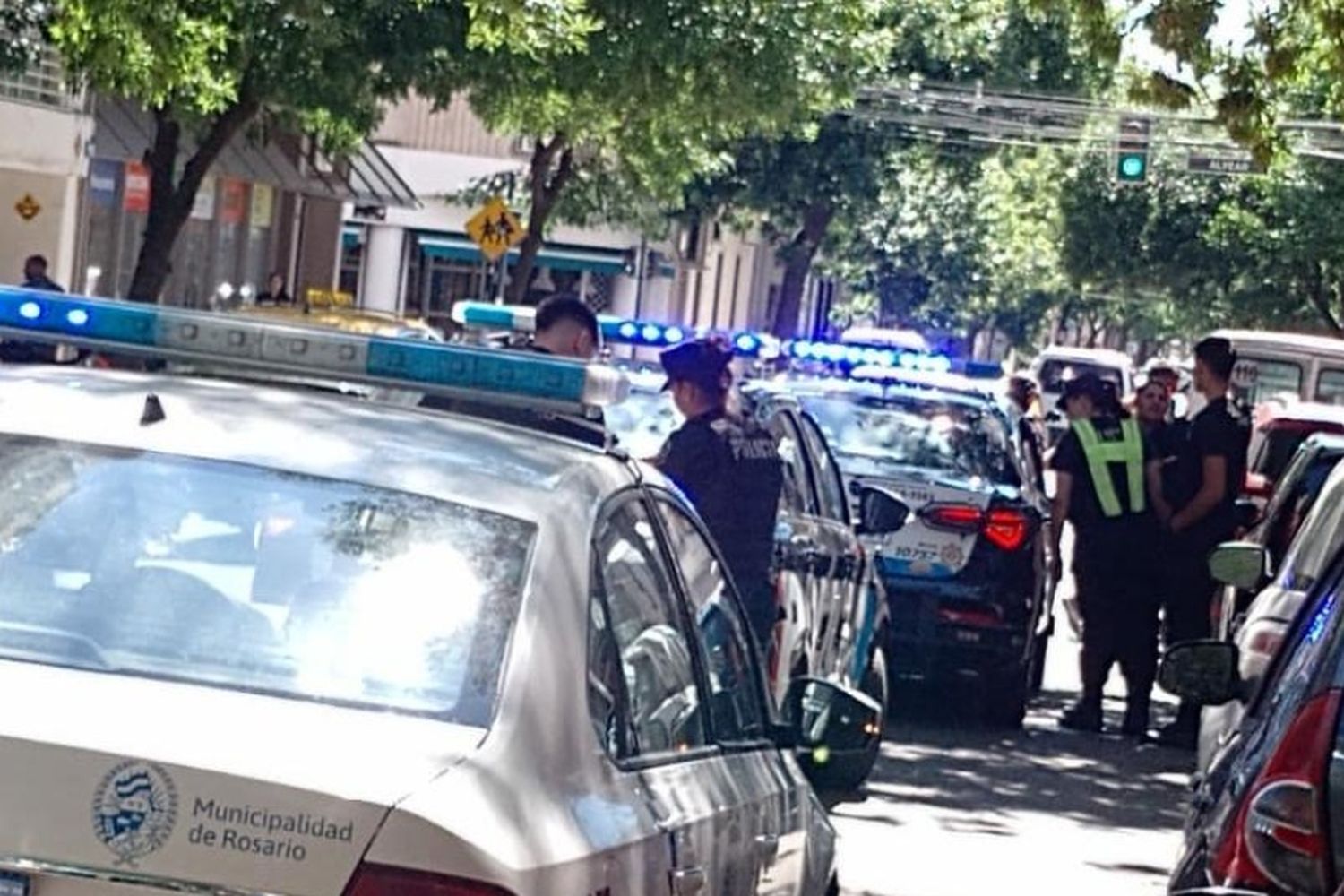 Agentes municipales denunciaron que una cuidacoches intentó prenderlos fuego