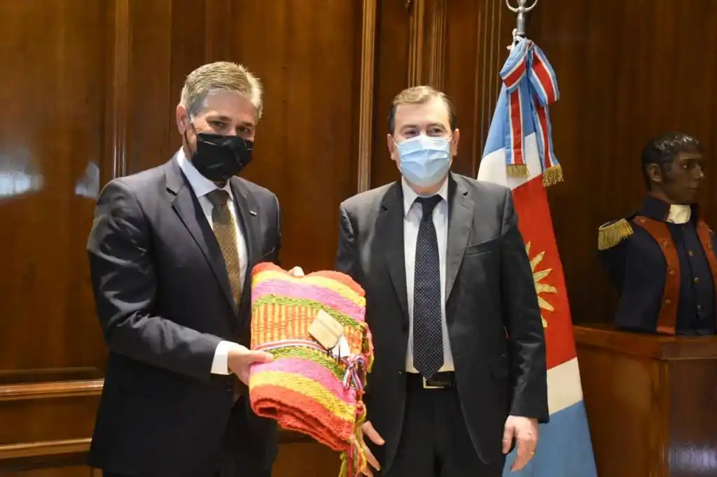 Zamora y autoridades de YPF avanzan en proyectos de energías renovables en la provincia 