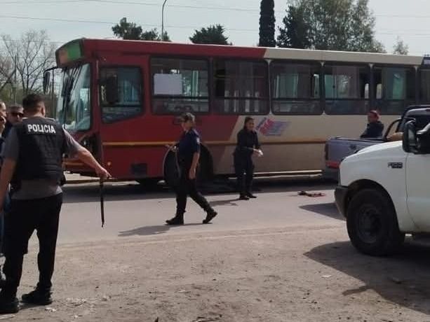 Accidente fatal en Merlo: camioneta mal parada abrió la puerta y una mujer policía terminó arrollada por un colectivo