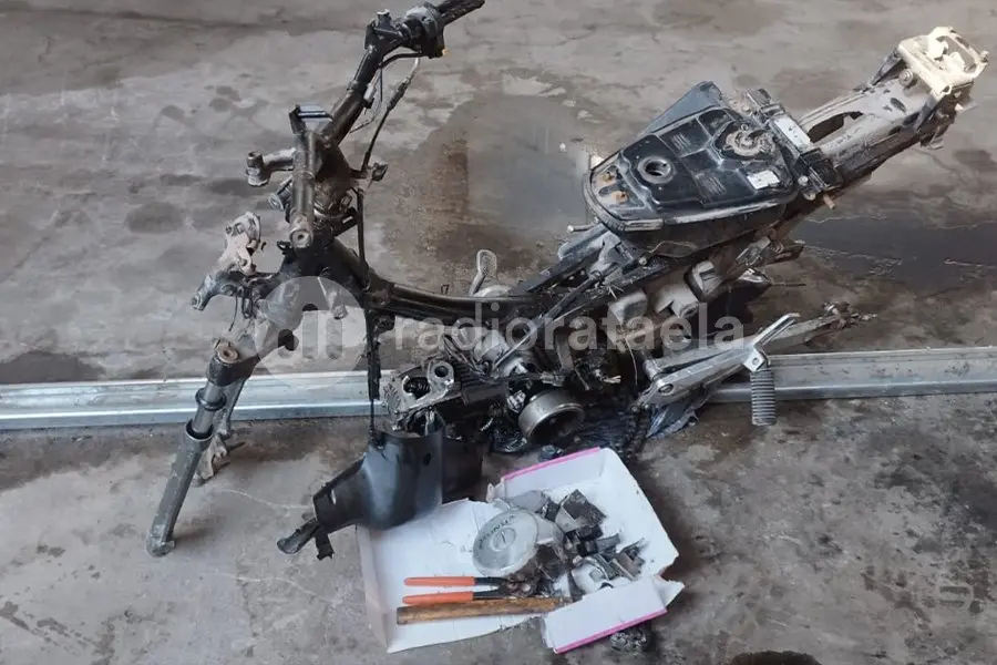 Los sorprendieron desarmando una moto robada: dos masculinos fueron aprehendidos