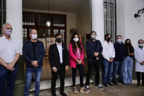 Axel Kicillof presente en la primera vacunación COVID del país de un geriátrico en Lomas de Zamora