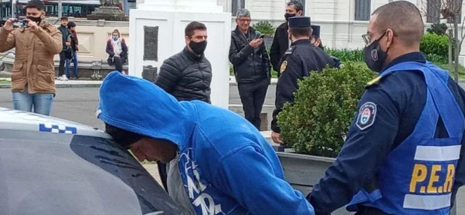 Se entregó el acusado de haber baleado a la policía y a su sobrina: también intentó matar a otra mujer