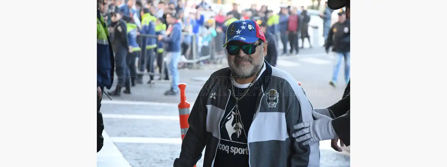 Maradona llegó a "La Feliz" y cientos de hinchas le brindaron su cariño