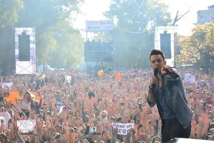 Axel celebró el Día de la Primavera junto a una multitud en La Plata