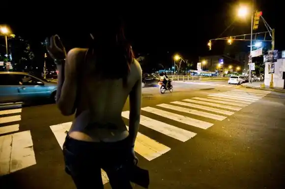 «Un polvo por una bolsa de comida»: Perla es enfermera y sexoservidora