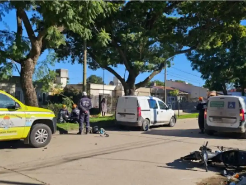 Bomberos y personal del SIES 107 atendieron al hombre herido.