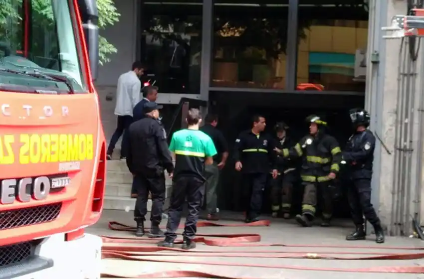 Susto en pleno centro por un incendio en una cochera