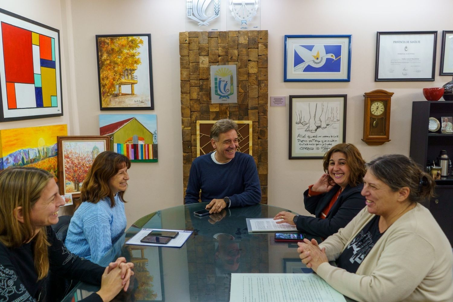 El intendente Maximino junto a integrantes del Gabinete y directivas escolares. Foto: Gentileza