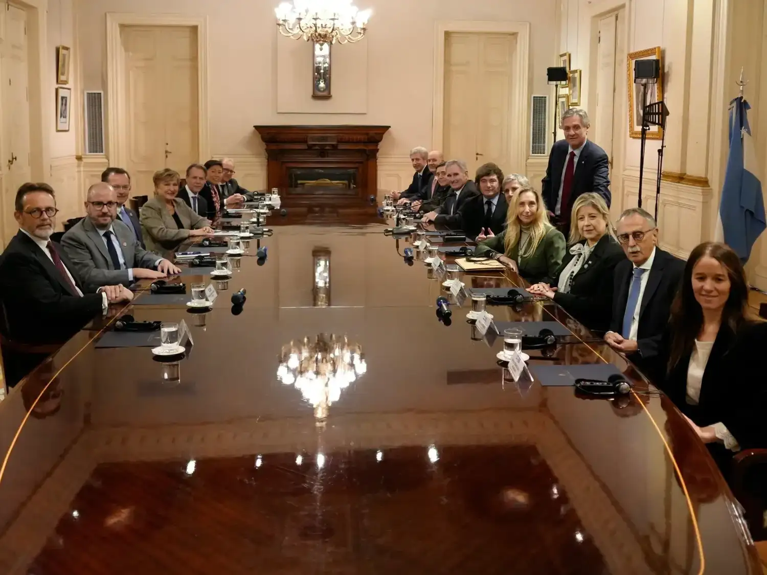 Junto al gabinete ampliado, el Presidente recibió a la titular del FMI.