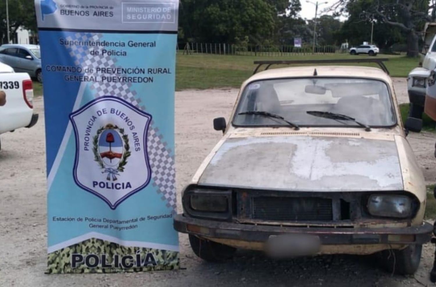 Lo interceptaron en un auto con chasis suprimido, un dogo, dos galgos y una faca