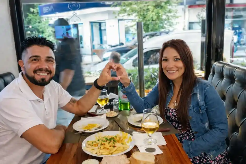 Nani Berrutti y Corren Monzón en Sorti. Ellos cumplieron 6 años de casados, salieron a cenar y nos enviaron su foto