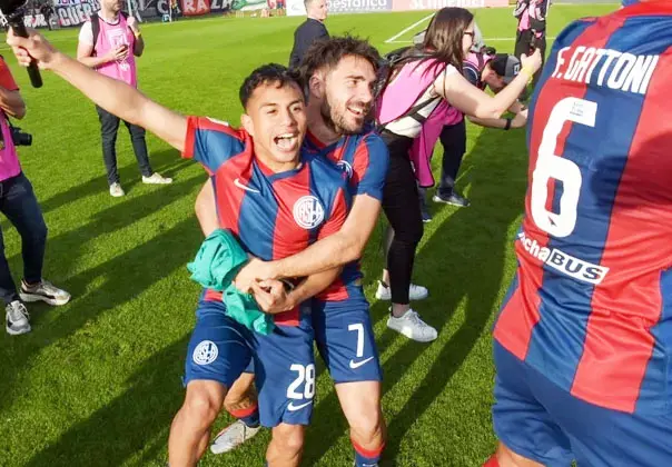 San Lorenzo se quedó con el clásico y la ilusión de Huracán