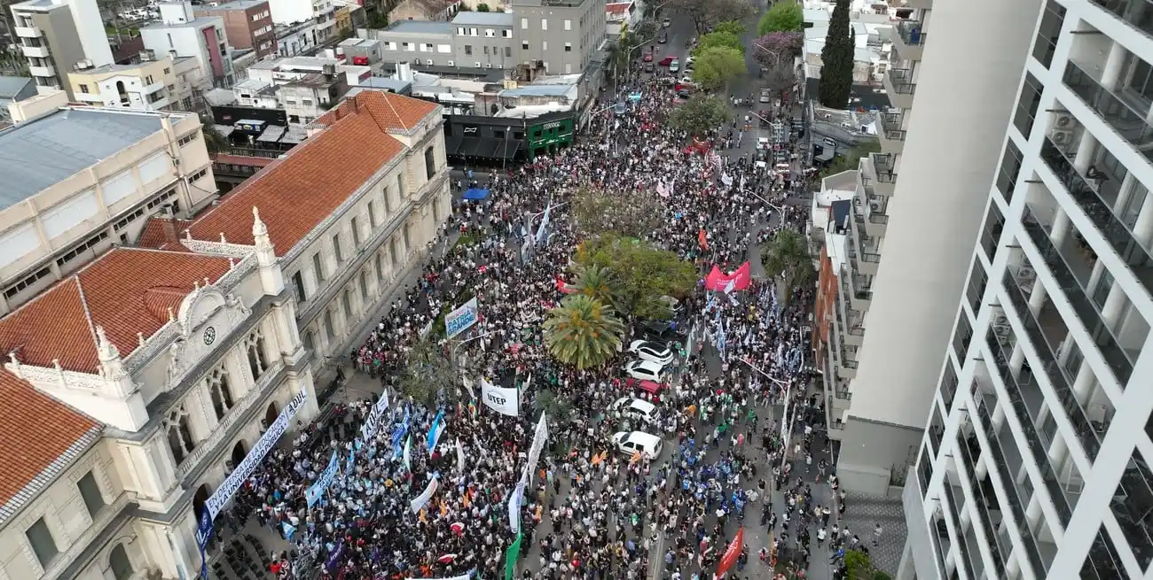 Una multitud participó de la marcha y el acto frente al Rectorado de la UNL.