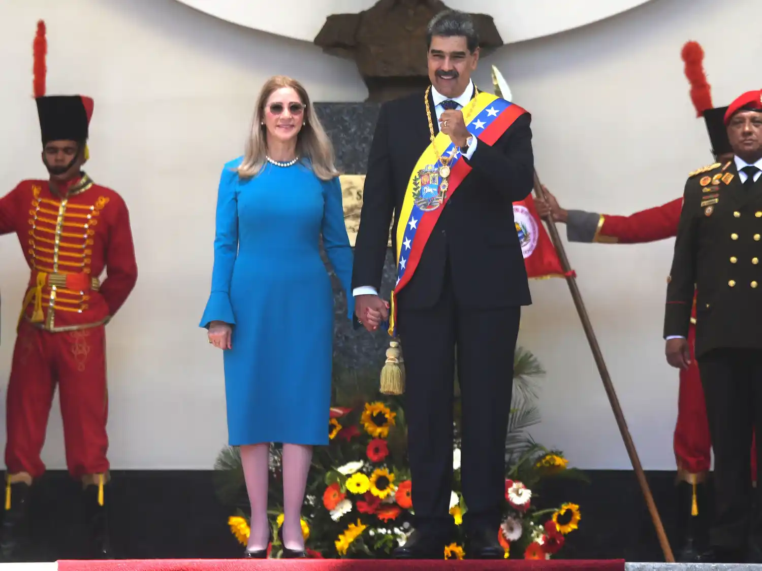 Nicolás Maduro saludó junto a su esposa, Cilia Flores, tras prestar juramento.