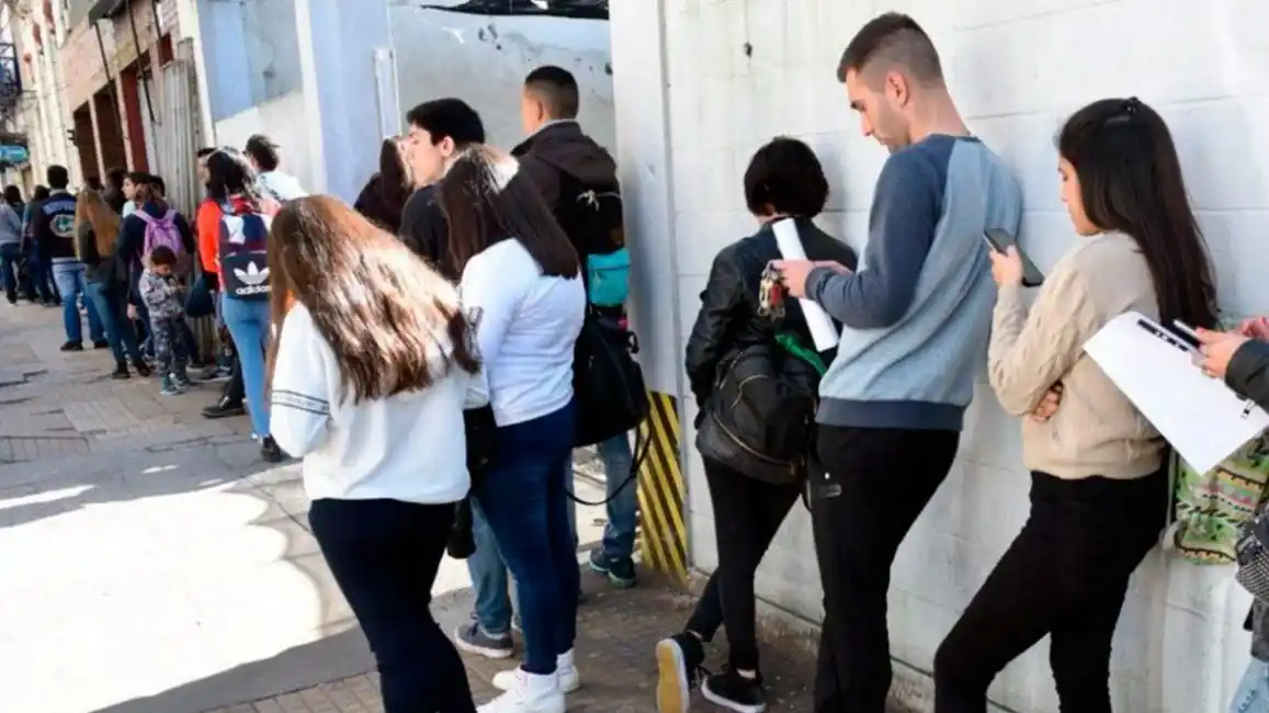 Cifras que preocupan: solo el 33% de los jóvenes con secundaria completa acceden a empleos de calidad en Argentina