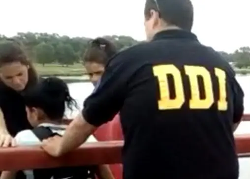 Policías rescataron a una joven en el Puente Rocha