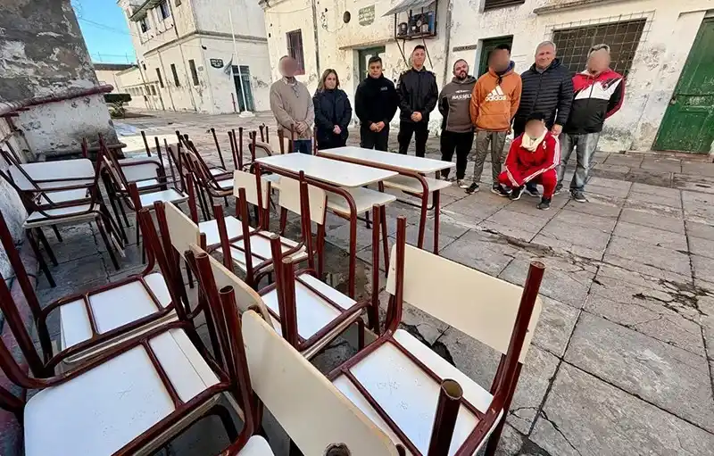Se entregaron dos mesas y trece sillas destinadas a la Escuela Primaria N°10, además de 16 sillas para la Escuela de Educación Secundaria N°3.