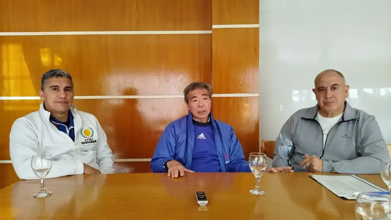 Ariel Montenegro y Daniel Maehamasaki, presidente y jefe técnico de la JKS Argentina, junto a Oscar Carabajal.