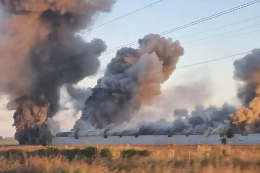 Feroz incendio en un depósito de pollos en Gálvez
