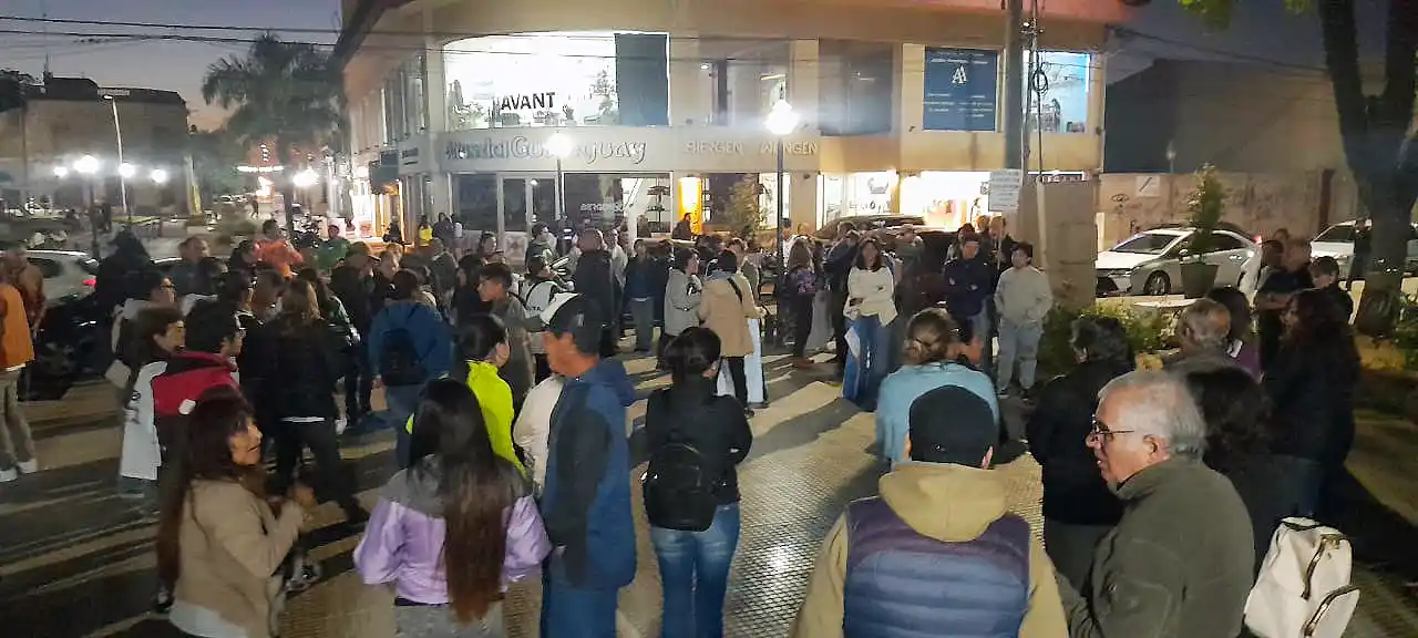 Integrantes de diferentes agrupaciones gremiales y políticas como así también público en general se convocaron en plaza Constitución.