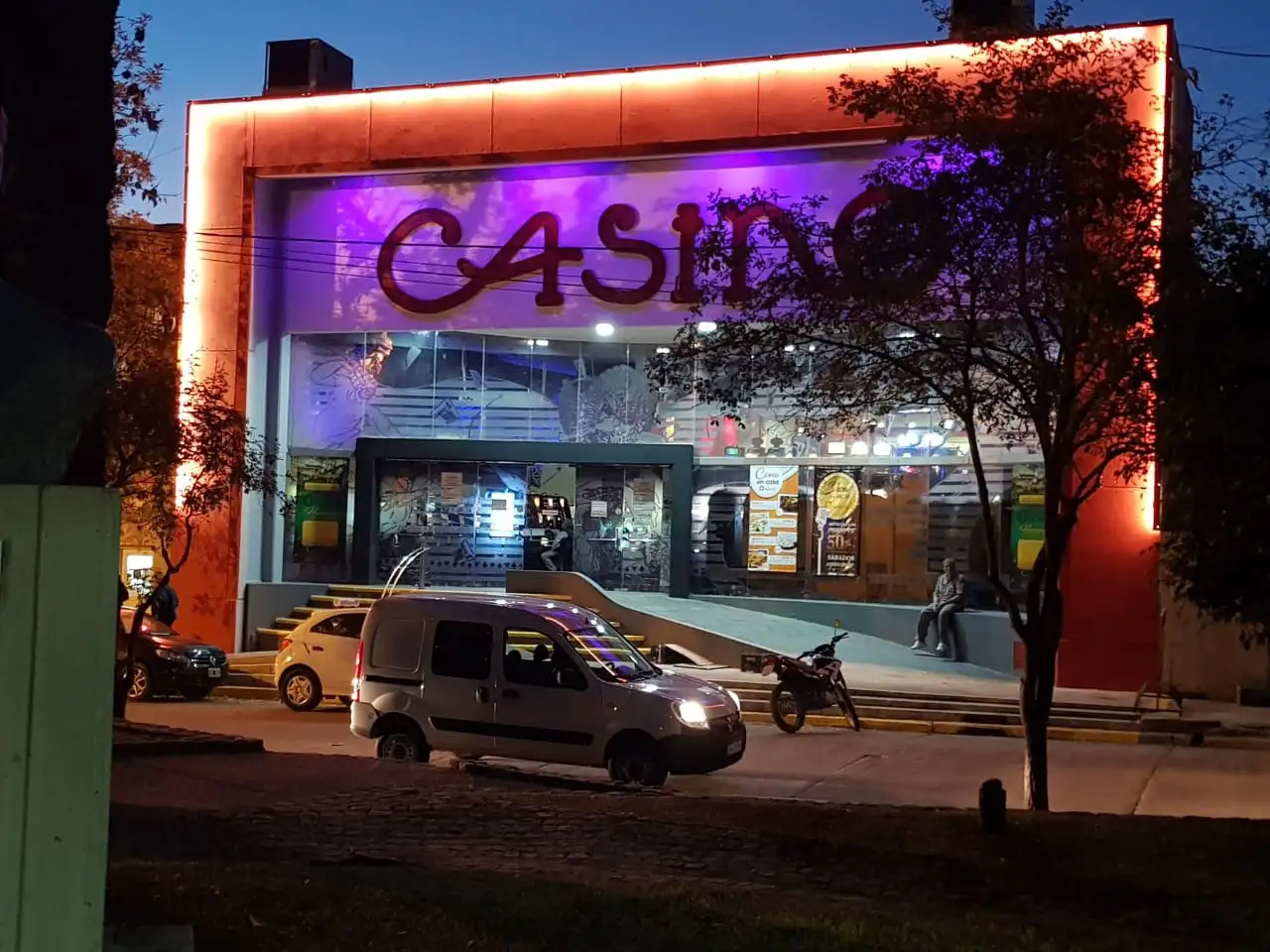 Balearon a un remisero en la zona del casino: fue trasladado de urgencia al Centenario