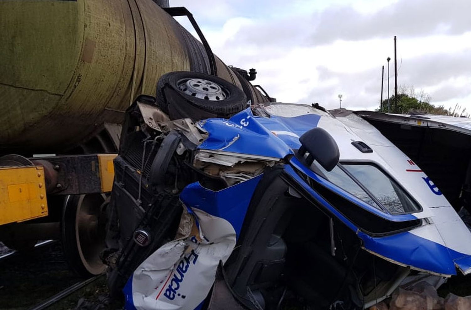 Un tren y una chata protagonizaron un impresionante choque en la zona norte