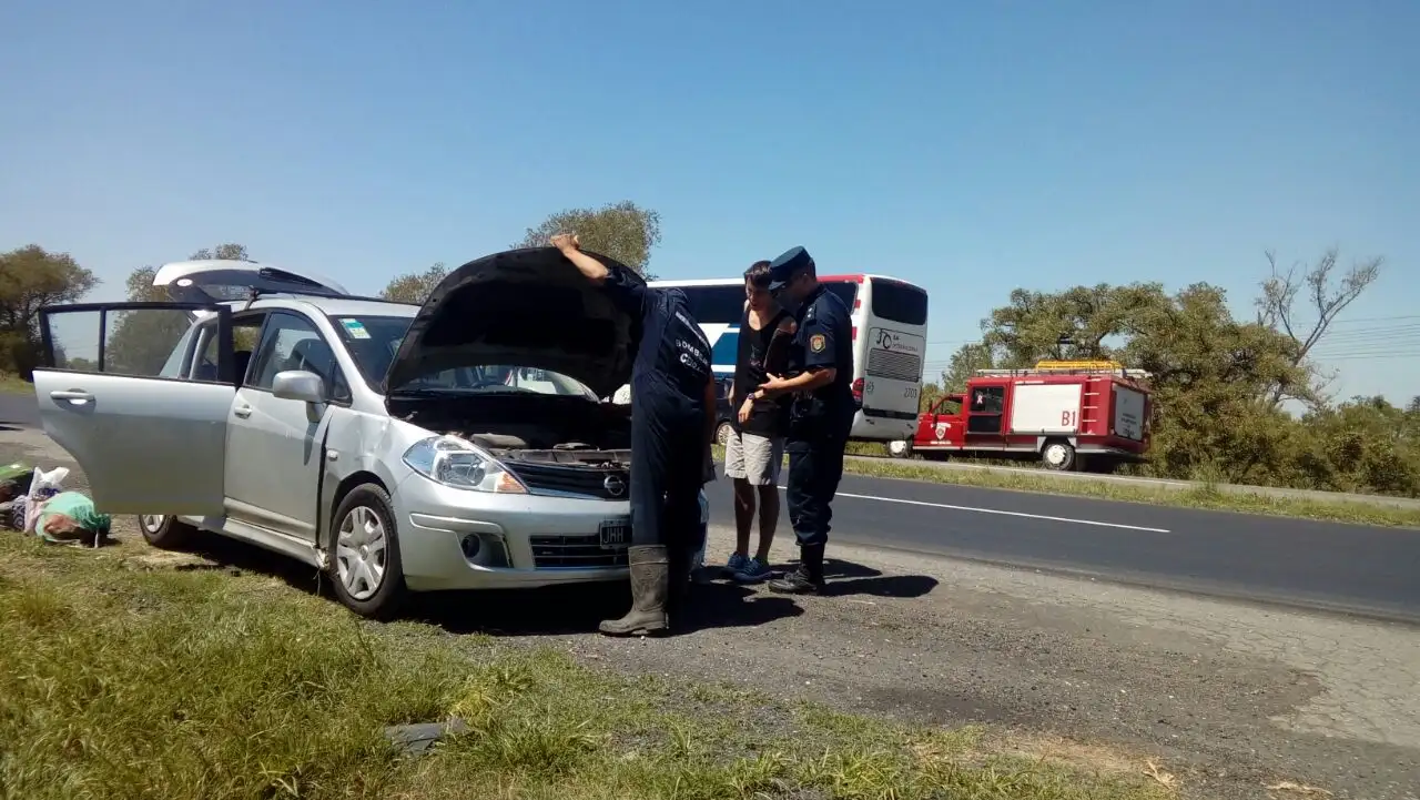 Reventó una cubierta, volcó y salió ileso, pero se le arruinaron las vacaciones