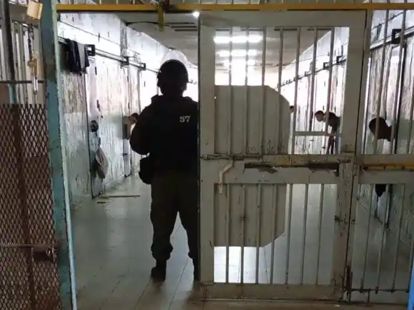 La cárcel de Las Flores fue nuevamente allanada y se secuestraron drogas, celulares y más de 800 elementos cortantes