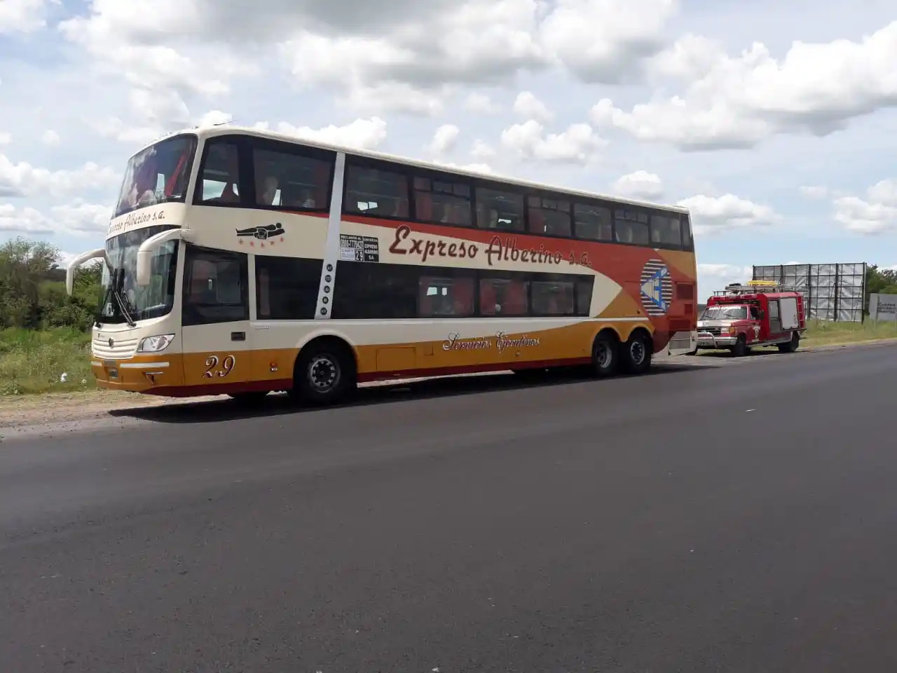 Un auto se chocó un colectivo y un cartel de Ruta 12 en la misma maniobra