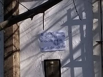 "Al que vea tirando basura en la puerta de mi casa..."