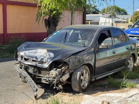 Dos jóvenes en grave estado tras accidente en Miguel Porta y Aulí