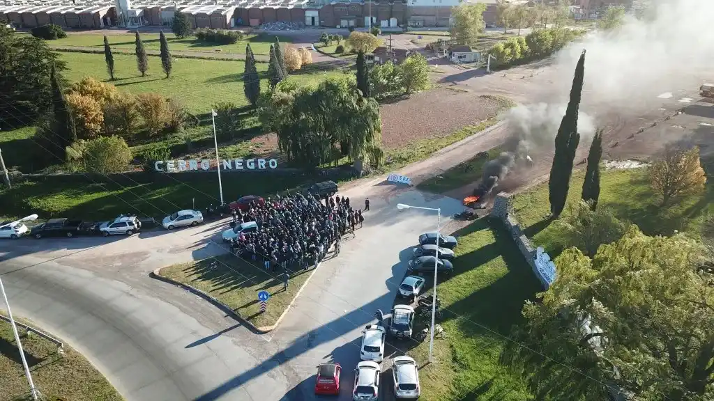 Trabajadores protestaron frente a la fábrica. (Foto: La Política Online).