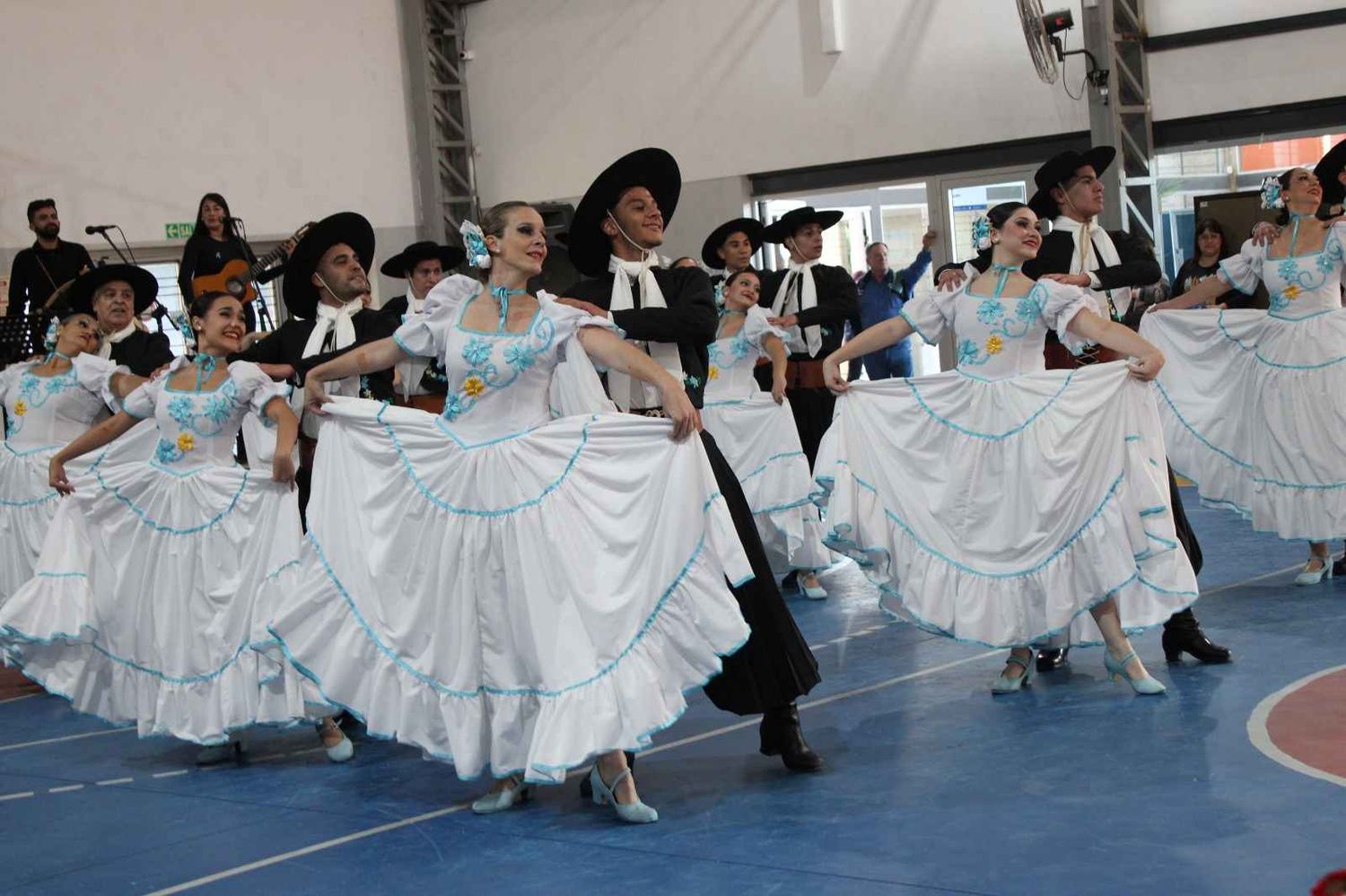 El Ballet “Acuarelas Americanas” desplegó su arte en una vibrante presentación que combina tradición y pasión, antes de su gira internacional por Serbia, Croacia y Turquía