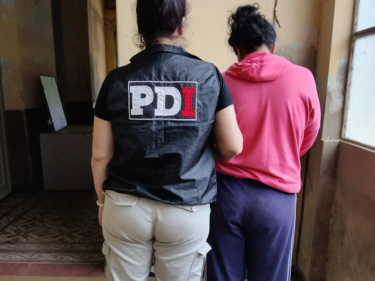 Vendía bonos contribución, bingos, enviaba comprobantes falsos y se quedaba con el dinero: quedó tras las rejas
