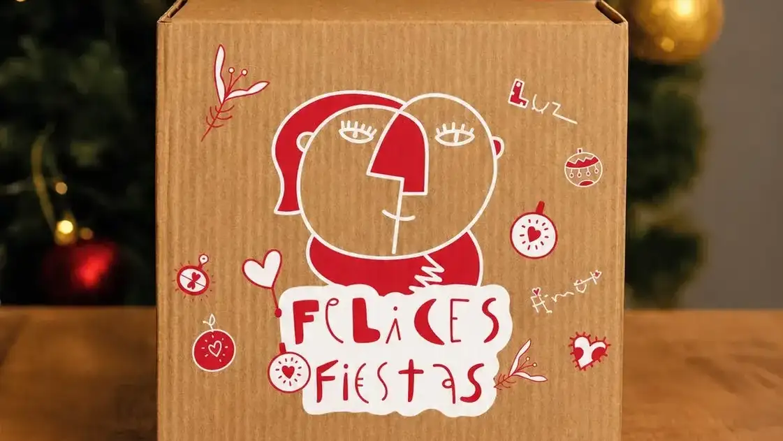 El artista plástico Milo Lockett diseñó las cajas de la campaña "Navidad Compartida 2026".